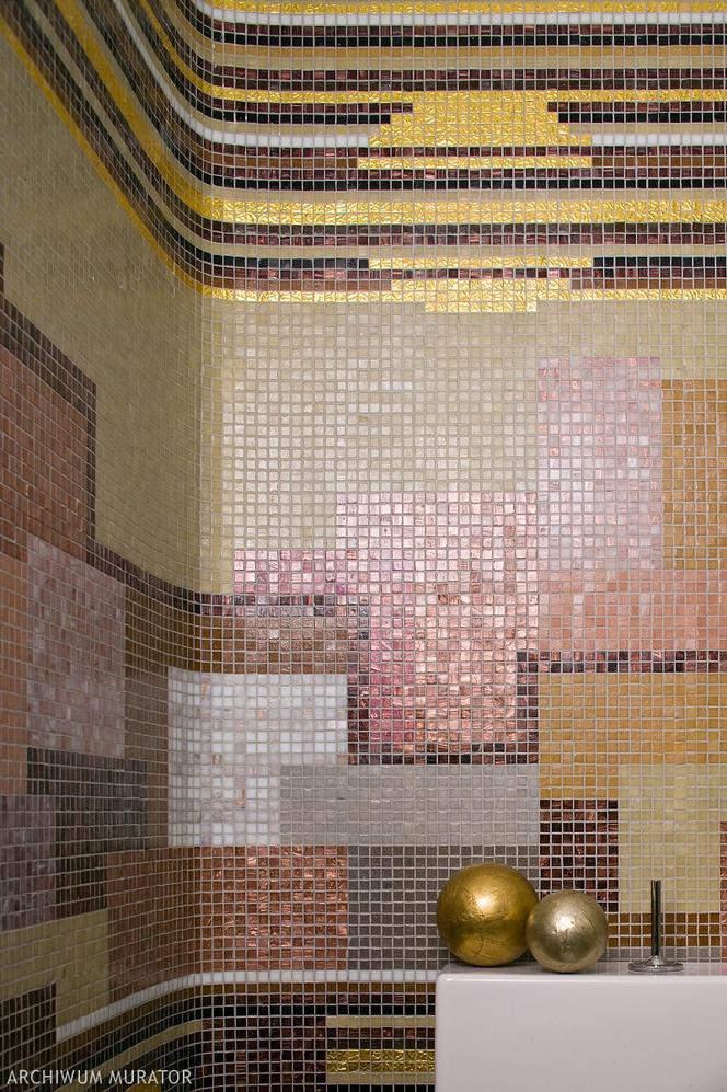 Wyjatkowy wzór stworzony z mozaiki w łazience