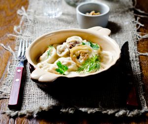 Gotowe uszka zapieczone w śmietanie: przepis na mrożone pierożki po świętach