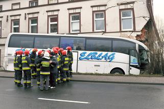 Autobus wbił się w dom