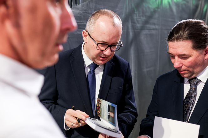 Konwencja KO w Gliwicach. Tusk, Trzaskowski, Protest związkowców i sprzedaż flag Polski i UE