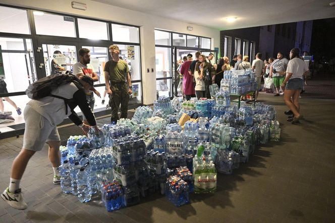 Pożar w Ząbkach. Wielkie poruszenie! Ludzie z całego miasta ruszyli z pomocą