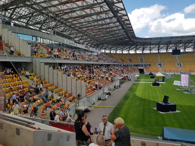 Kongres Świadków Jehowy w Białymstoku. Na stadionie miejskim tysiące uczestników [ZDJĘCIA]