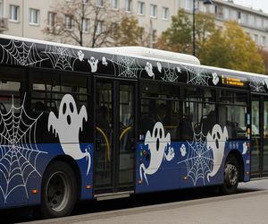 Halloweenowy autobus w Warszawie. Dlaczego podzielił mieszkańców?