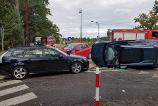 Poważny wypadek pod Warszawą. Samochód przewrócił się na bok