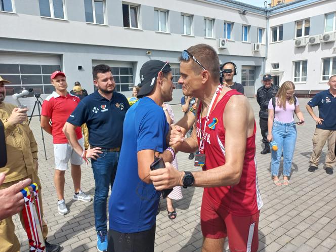 Wołodymyr Skoworodka (w niebieskiej koszulce) wręcza wyróżnienia uczestnikom ultramaratonu