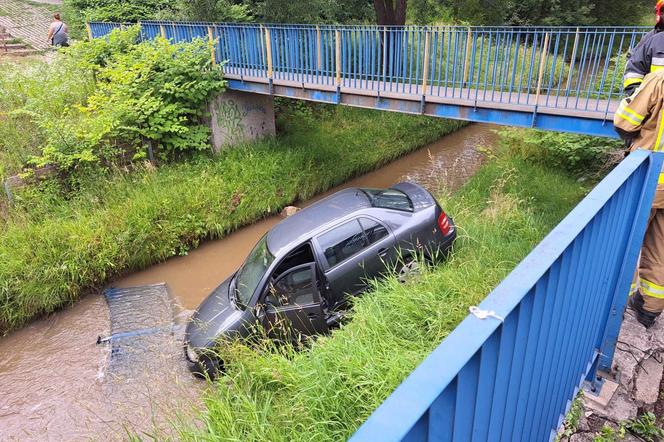 Osobowa skoda wpadła do potoku w Tarnowie. Kierowca zasnął za kierownicą