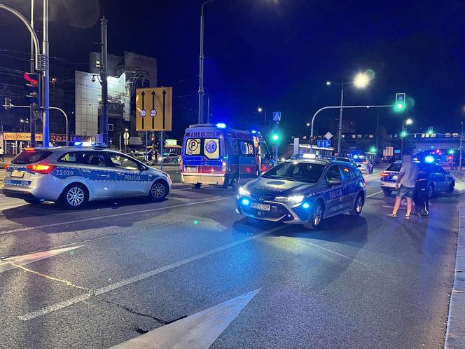 Warszawa. Kierowca BMW potrącił policjanta. Funkcjonariusz wpadł na maskę auta i huknął na asfalt