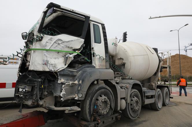 Autobus miejski zderzył się z betoniarką w Warszawie