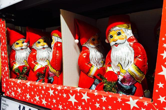 Święta Bożego Narodzenia w poznańskich sklepach [ZDJĘCIA]: Znicze obok czekoladowych mikołajów