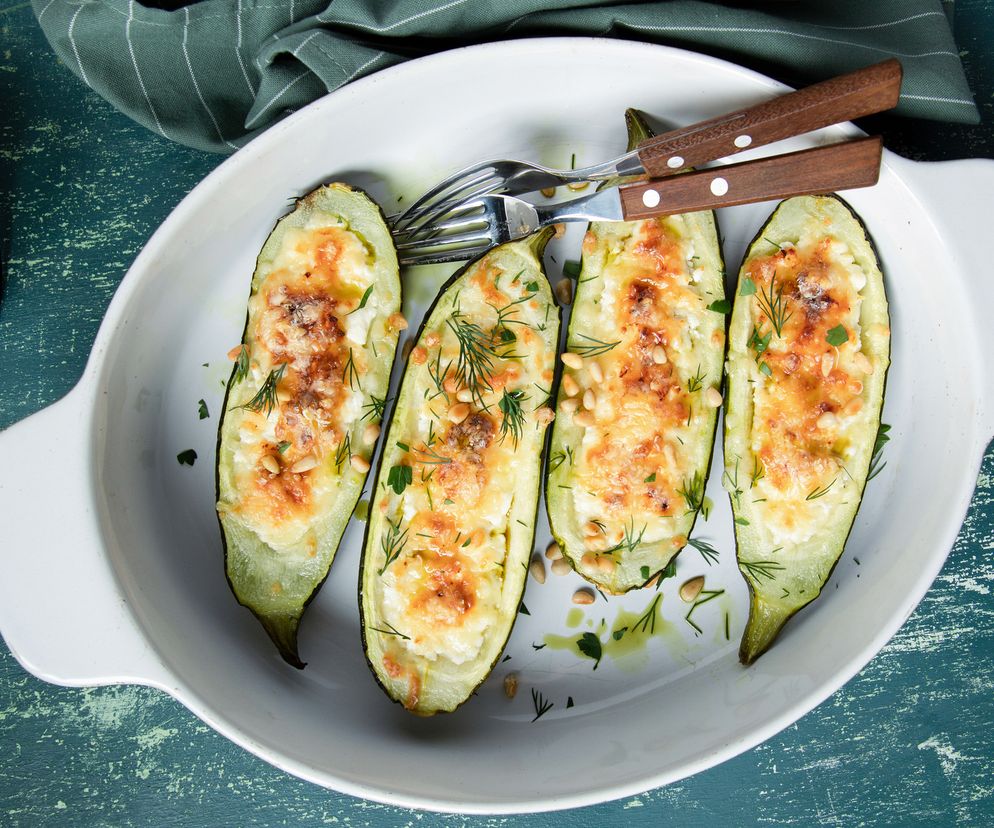 Cukinie nadziewane twarogiem i serem: pyszny obiad za grosze