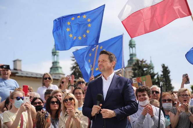 Rafał Trzaskowski w Świętokrzyskiem: Tłumy w Kielcach, incydent z KSIĘDZEM w Busku!	