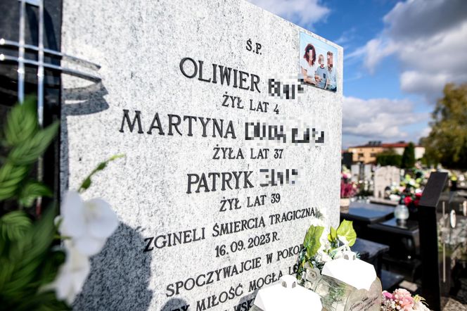 Tak wygląda grób ofiar wypadku na A1. Od tragedii pod Piotrkowem Trybunalskim minął rok [ZDJĘCIA].