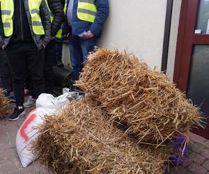 Protest rolników w Białymstoku. Siano i obornik przed biurem marszałka Hołowni