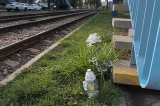 Znicz i biała różyczka. Poruszający widok w miejscu śmierci czterolatka na ul. Jagiellońskiej