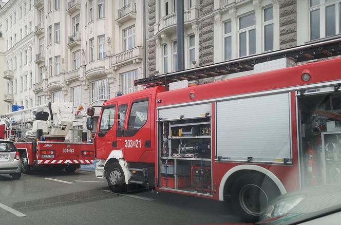 Aleje Jerozolimskie: Trzy wozy strażackie i policja. Co się wydarzyło? 