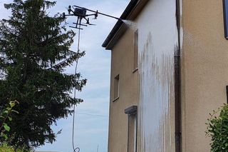 Tak drony czyszczą dachy i elewacje