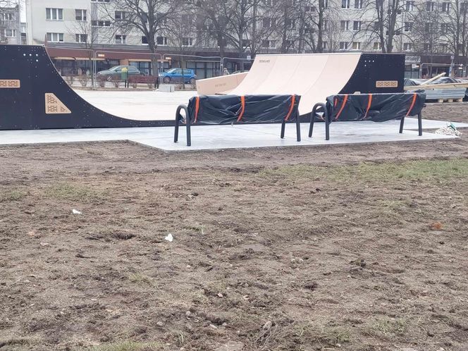 Skate Park Starachowice. Większość urządzeń już zamontowano