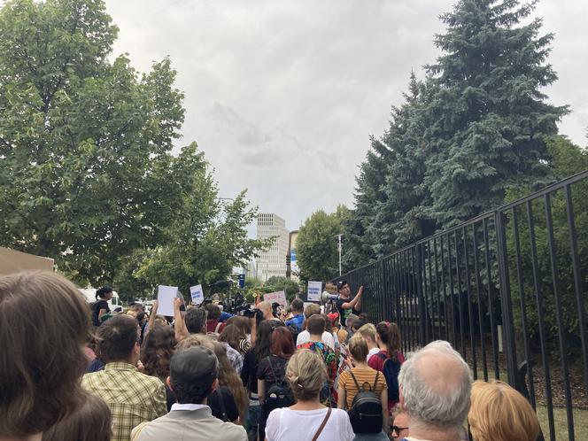 Manifestacja "Nigdy nie będziesz szła sama" w Warszawie. Strajk Kobiet pod Komendą Stołeczną Policji