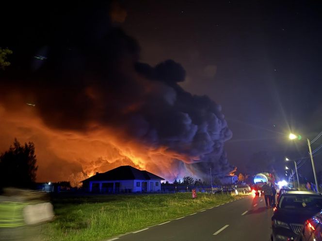 Warszawa. Pożar hal magazynowych w Kawęczynie [ZDJĘCIA]