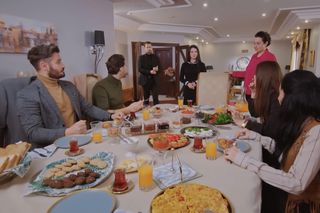 Miłość i nadzieja, odcinek 329: przyjaciele Kuzeya, Kuzey, Bahar, Cavidan