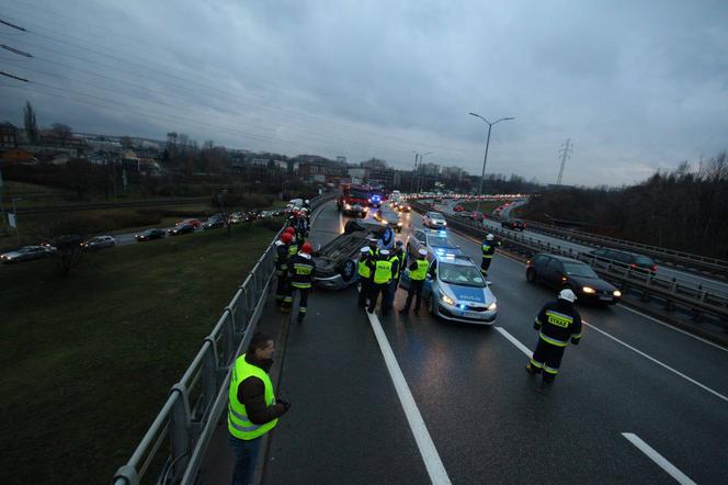 Radiowóz dachował na DTŚ w Katowicach. Ranny został policjant z Małopolski [ZDJĘCIA]