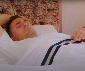 Yildiz wparuje do sypialni Bahar i Kuzeya, by pokazać prawnikowi filmik Alpera.