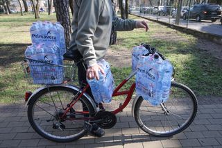 Awaria wody w Otwocku. Strażacy rozdawali wodę mieszkańcom (2.04.2025)