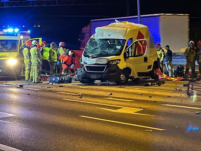 Wypadek na S2. Ciężarówka wjechała w samochód dostawczy kuriera