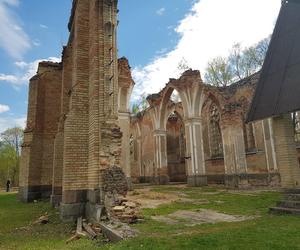 Zwiedziliśmy zabytkowe ruiny kościoła w Jałówce. Poznaj historię wyjątkowego miejsca [ZDJĘCIA]