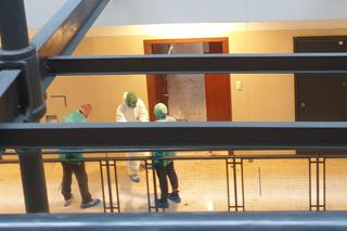 Makabra w Łodzi. Dwie osoby zadźgane na klatce schodowej