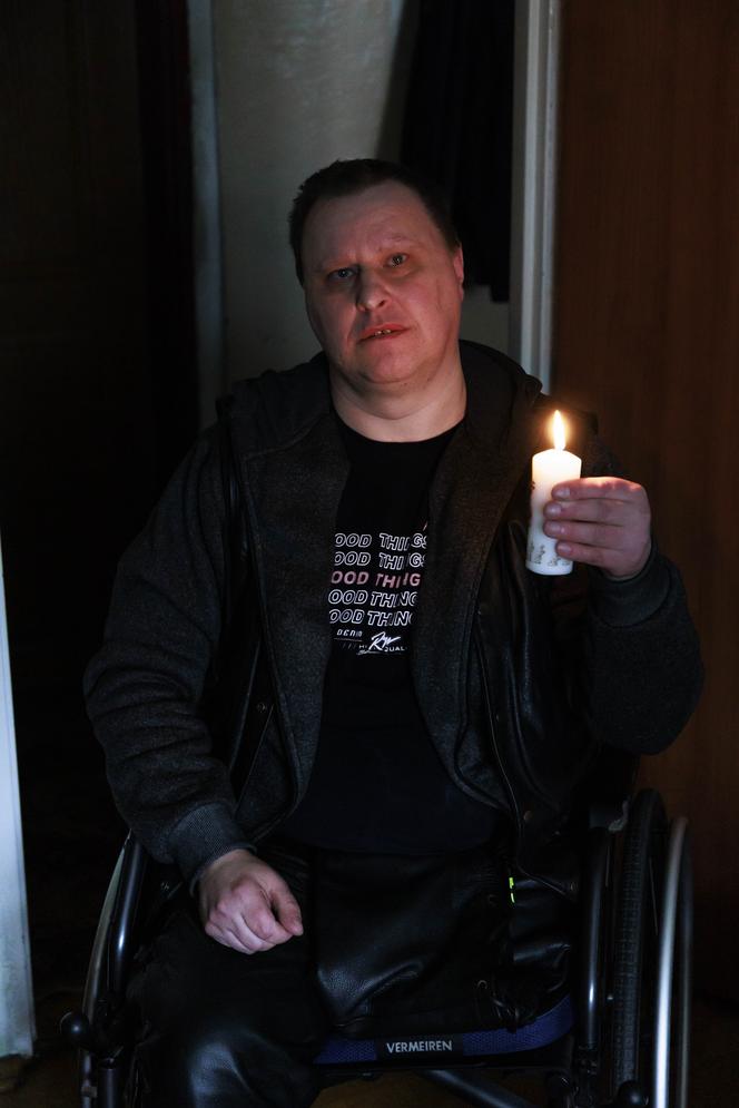 Niepełnosprawny mężczyzna musi grzać się przy świecach 