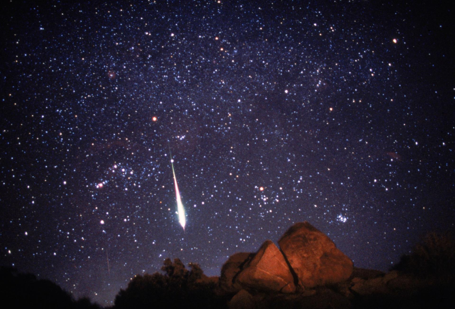 Звездный звездопад. Метеорный поток Леониды. Метеор метеорит метеоритный дождь. Метеорные потоки астрономия. Метеоритный дождь Леониды.