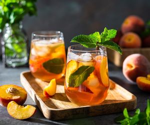 Orzeźwiające lemoniady z herbaty na upał. Sprawdź 5 przepisów na mrożone herbaty z nietypowymi dodatkami 