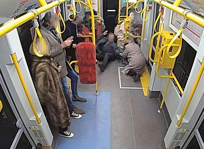 Szokujące sceny z tramwaju w Warszawie. Opublikowano właśnie nagranie. „Trzymaj się mocno”