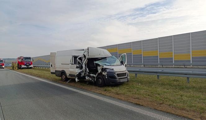 Najechał busem na TIR-a, jeden z pasażerów wypadł przez szybę. Horror na S8 pod Łaskiem