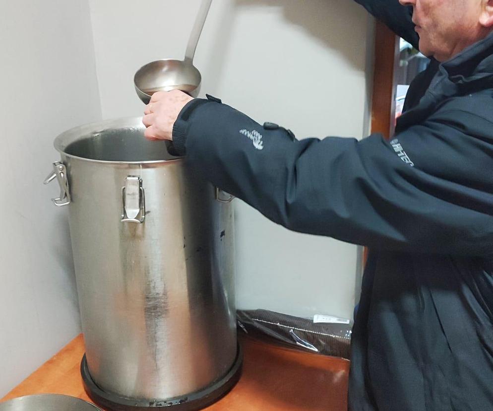 Gorący napój dla podopiecznych Bractwa Miłosierdzia
