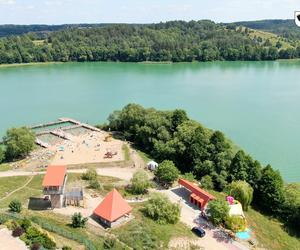 Ogromny pomost i piaszczysta plaża. To miejsce na Mazurach przyciąga tłumy turystów. Zobacz zdjęcia