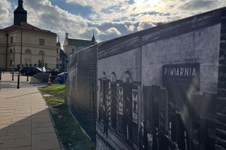 Blaszany płot z centrum miasta zmienił się w atrakcję turystyczną