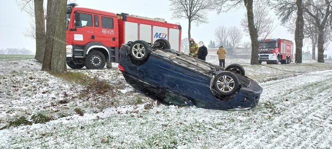 Osobówka wypadła z drogi i wylądowała na dachu! Groźny wypadek pod Mogilnem [ZDJĘCIA]