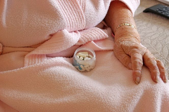 Więcej seniorów dostanie bezpłatne leki. Aptekarze alarmują: jest jeden mankament
