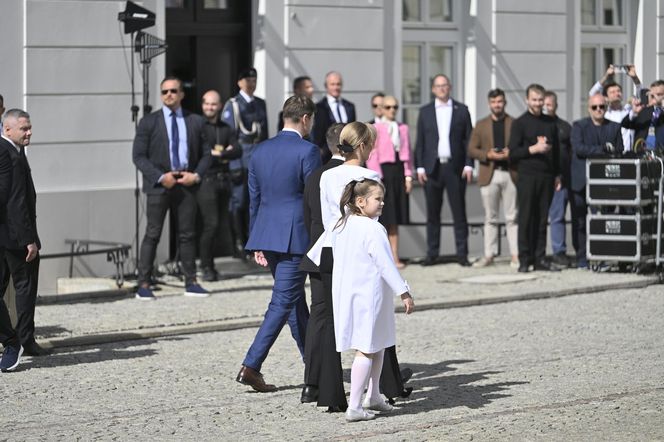 Przejście do Pałacu Prezydenckiego. Pierwsza dama się przebrała 