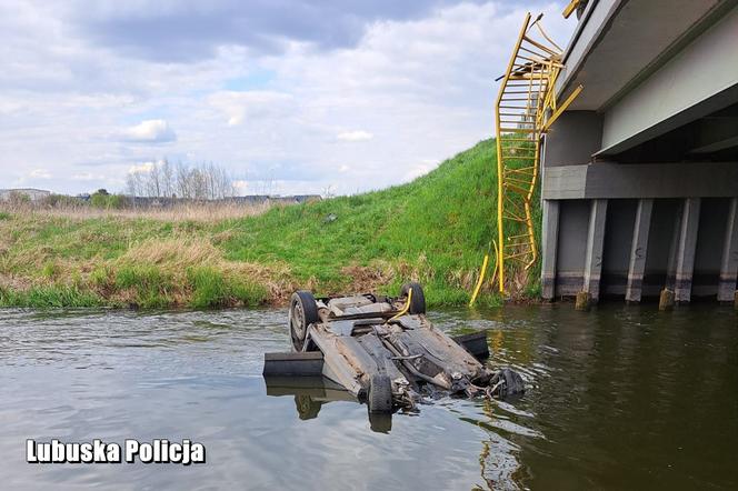 Pijany kierowca przebił barierki i spadł z mostu do rzeki