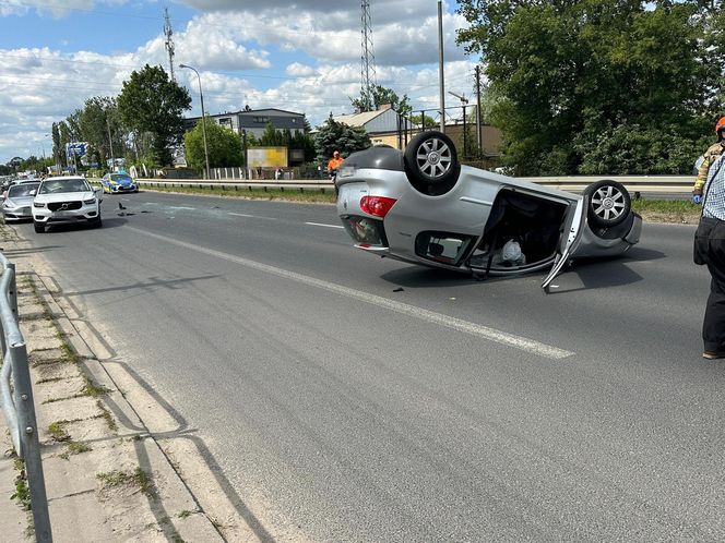 Dachowanie w Markach. Dwie osoby ranne, w tym dziecko
