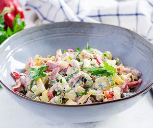 Ekspresowa i pyszna sałatka z szynką – zrobisz ją w 5 minut, używając tylko 5 składników!