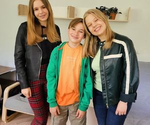 M jak miłość nowy sezon po wakacjach 2025. Misiek (Aleksander Bożyk), Lenka (Olga Cybińska), Sara (Nadia Smyczek) na planie