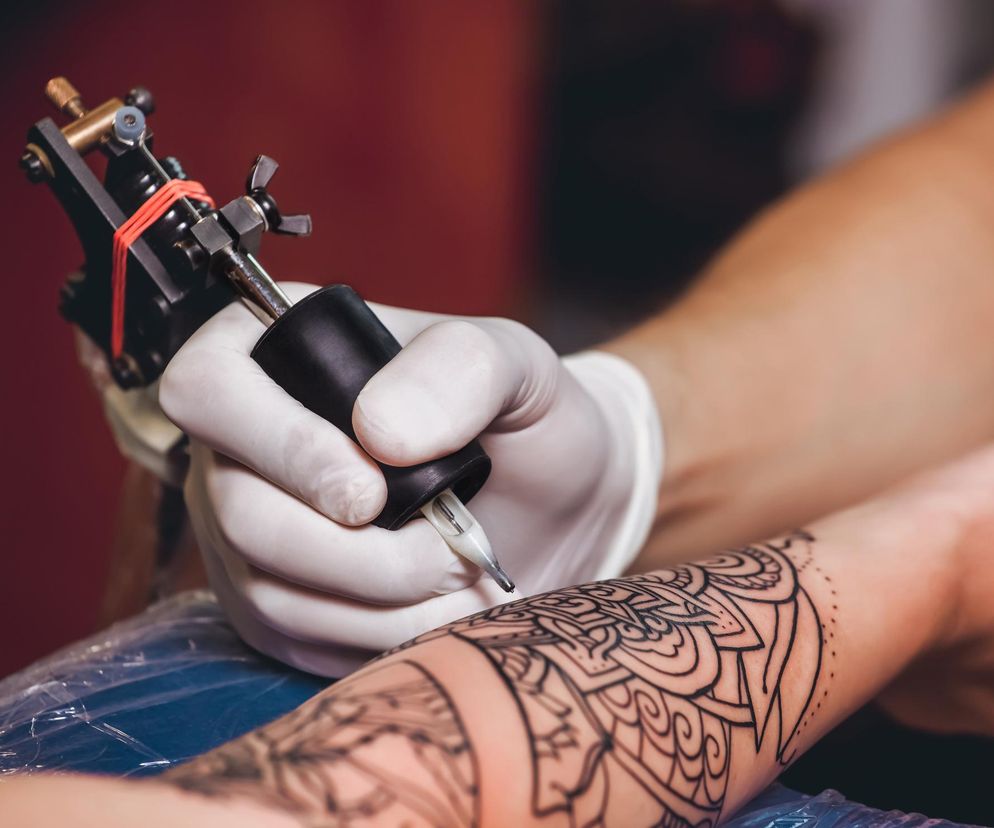 Czy tatuaż jest bezpieczny? Eksperci sugerują zależność między nim a chłoniakiem