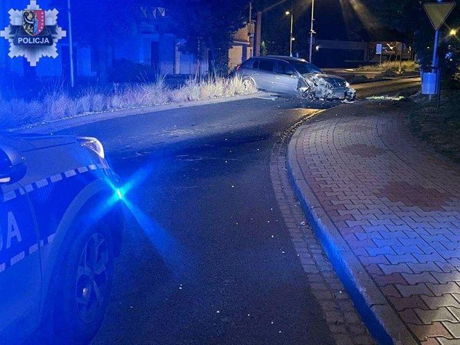 Rajd pijanego kierowcy zakończony na drzewie. Miał prawie 2,5 promila