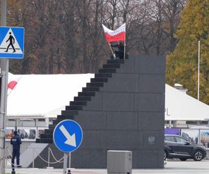 Incydent na placu Piłsudskiego w Warszawie. Mężczyzna wszedł na pomnik Ofiar Tragedii Smoleńskiej. „Zostanie w szpitalu”