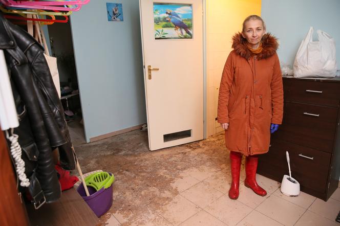 Dramat, mieszkanie komunalne pływa w fekaliach. Pani Magda załamuje ręce: "Tak jest od 15 lat"