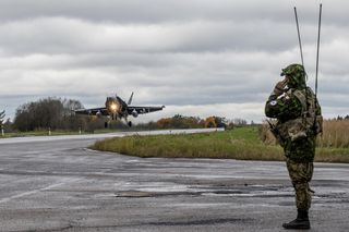 Kanadyjskie myśliwce Hornet na estońskiej autostradzie? Efektowne ćwiczenia na Wschodniej Flance NATO